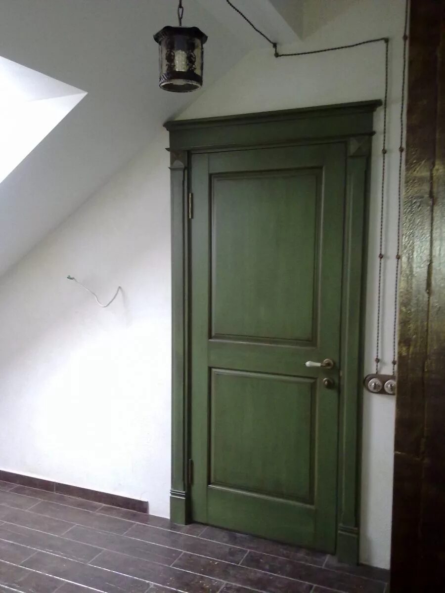 Зеленая деревянная дверь. Зеленые межкомнатные двери в интерьере. Цветные двери в интерьере. Двери в стиле Прованс.