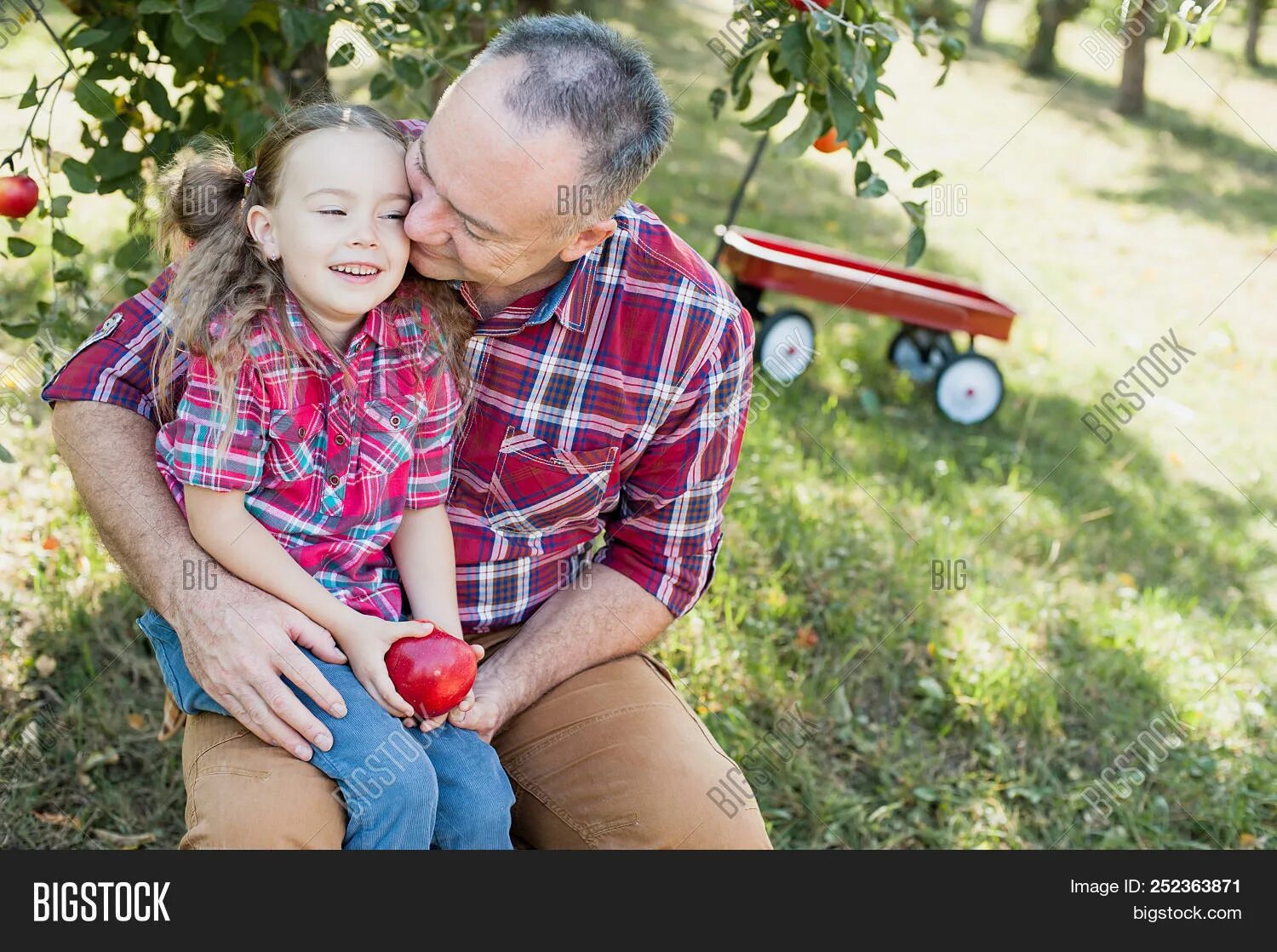 Grandpa daughter. Дедушка целует. Дедушка целует внучку. Фотосессии внучки с дедушкой дома. Дедушка целует в макушку внучку.