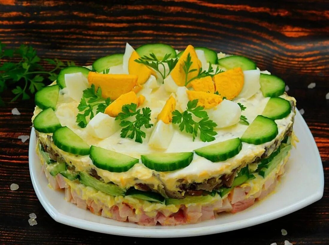 Курочка ряба салатик. Салатные тортики. Салат куриный торт. Салат куриный торт. Салат курица ряба.