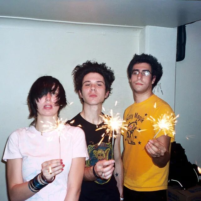 Maps yeah yeah yeahs текст. Группа yeah yeah yeahs. yeah yeah yeahs вокалистка. yeah yeah yeahs концерты. yeah yeah yeahs 2025.