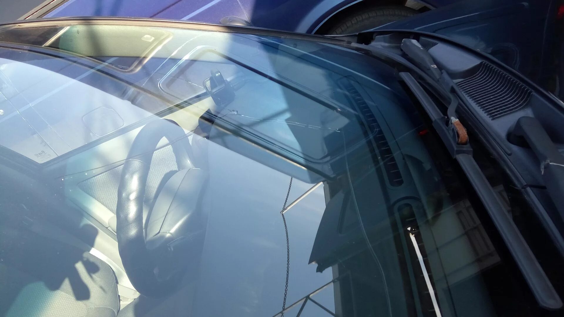 Автостекла рядом. Hyundai Elantra 2021 стекло ветрового окна. Лобовое стекло вблизи. Тонированное стекло отопителя. Хендай Элантра 2022 лобовое стекло на автомобиле.