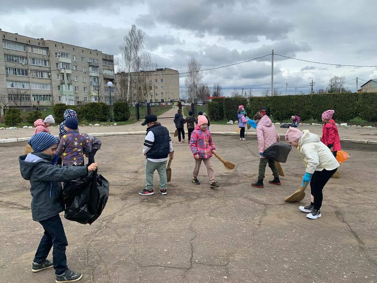 Когда выходить в школу после. Территория школы. Уборка в школе. Уборка школа 58 Томск. Уборка школы 170 Екатеринбург.