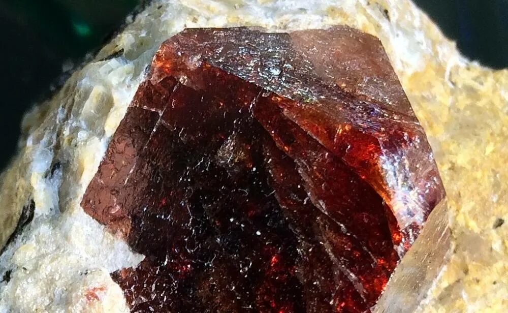 Циркон малакон. Циркон zrsio4. Кристалл циркона. Циркон урановый минерал. Циркон минерал.