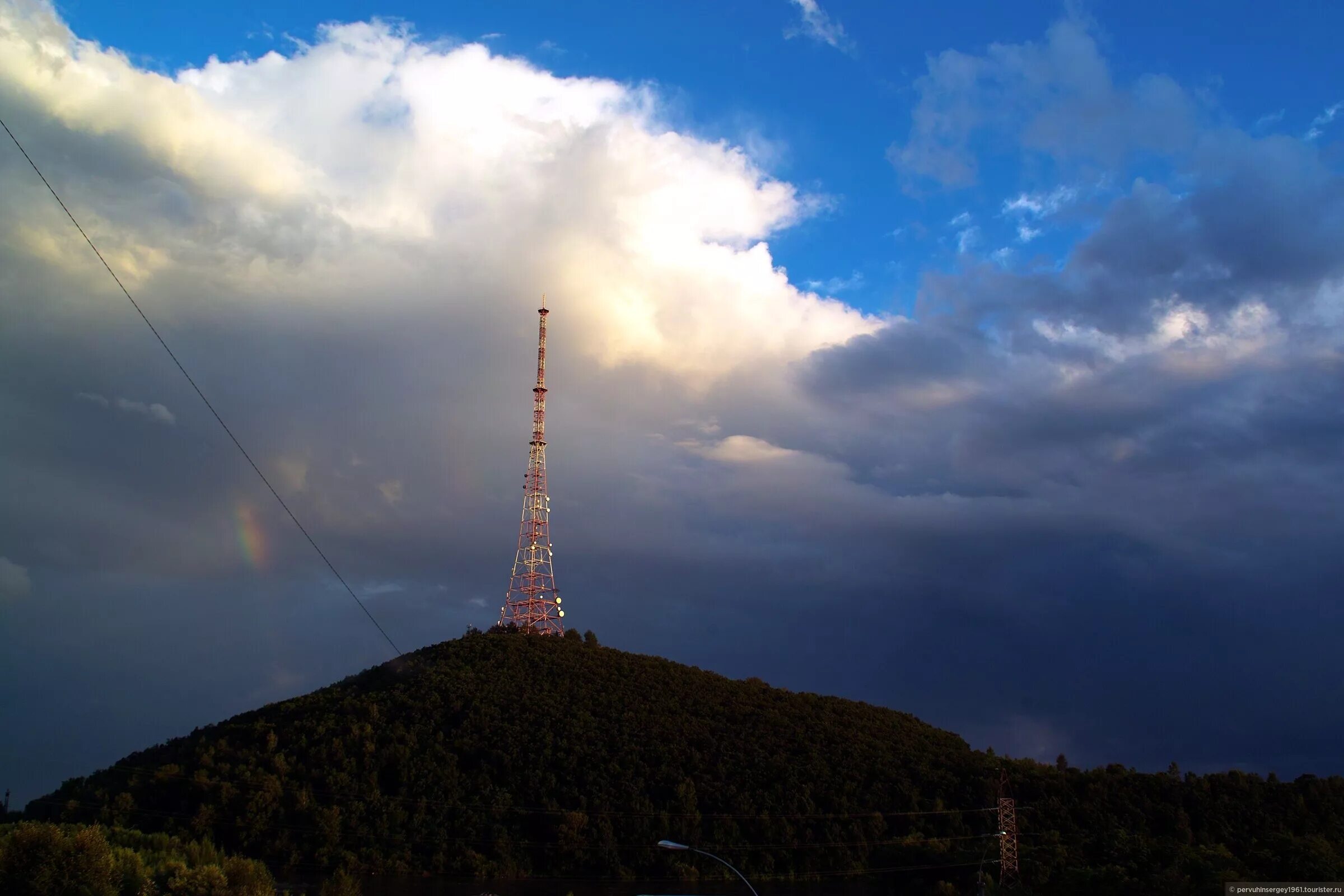 Биробиджан район сопка. Телевизионная вышка биробиджан. Телевышка биробиджан ночью. Биробиджан район сопка. Телевизионная башня биробиджан сопка.