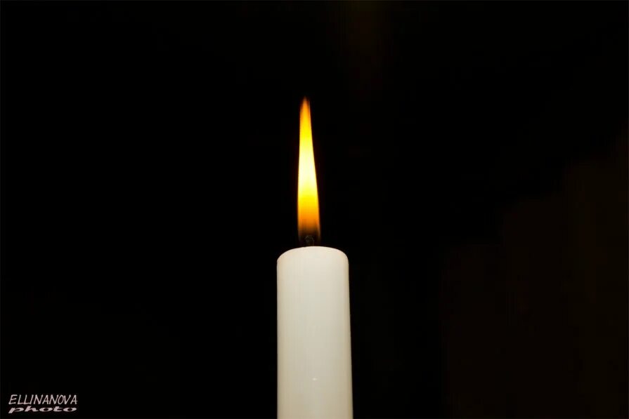 Свеча траур. Свеча. Свеча на черном фоне. Картинки на черном фоне. Видео свеча на черном фоне.