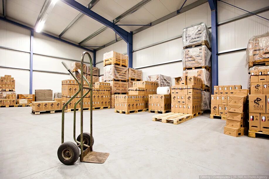 Упаковка груза на складе. Склад консолидации. Распределительный центр вайлдберриз. Передано на рц. Передано на рц.