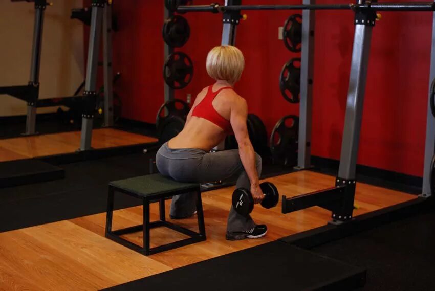 Болгарский сплит-присед техника. Приседания со штангой на стул. Болгарские сплит приседания техника выполнения. Присед пистолетиком на скамью. Присед на скамью со штангой.