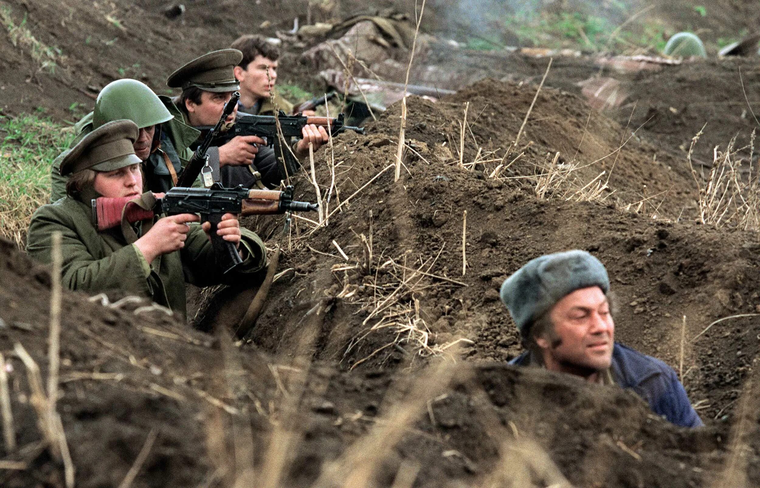 Военные окопы. Битва верден первая мировая война. Война 1941 год солдаты в окопах. Битва за сталинград 1942-1943. Ближний бой видео в окопах.