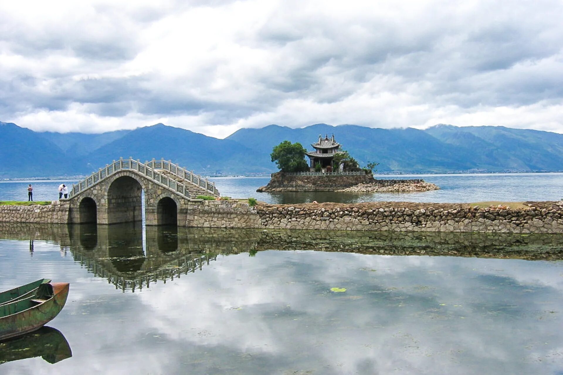 Азиатское море. Озеро и камень Китай. Китай мостик деревня лодка. China Lake база. Отдых в азии летом 2021