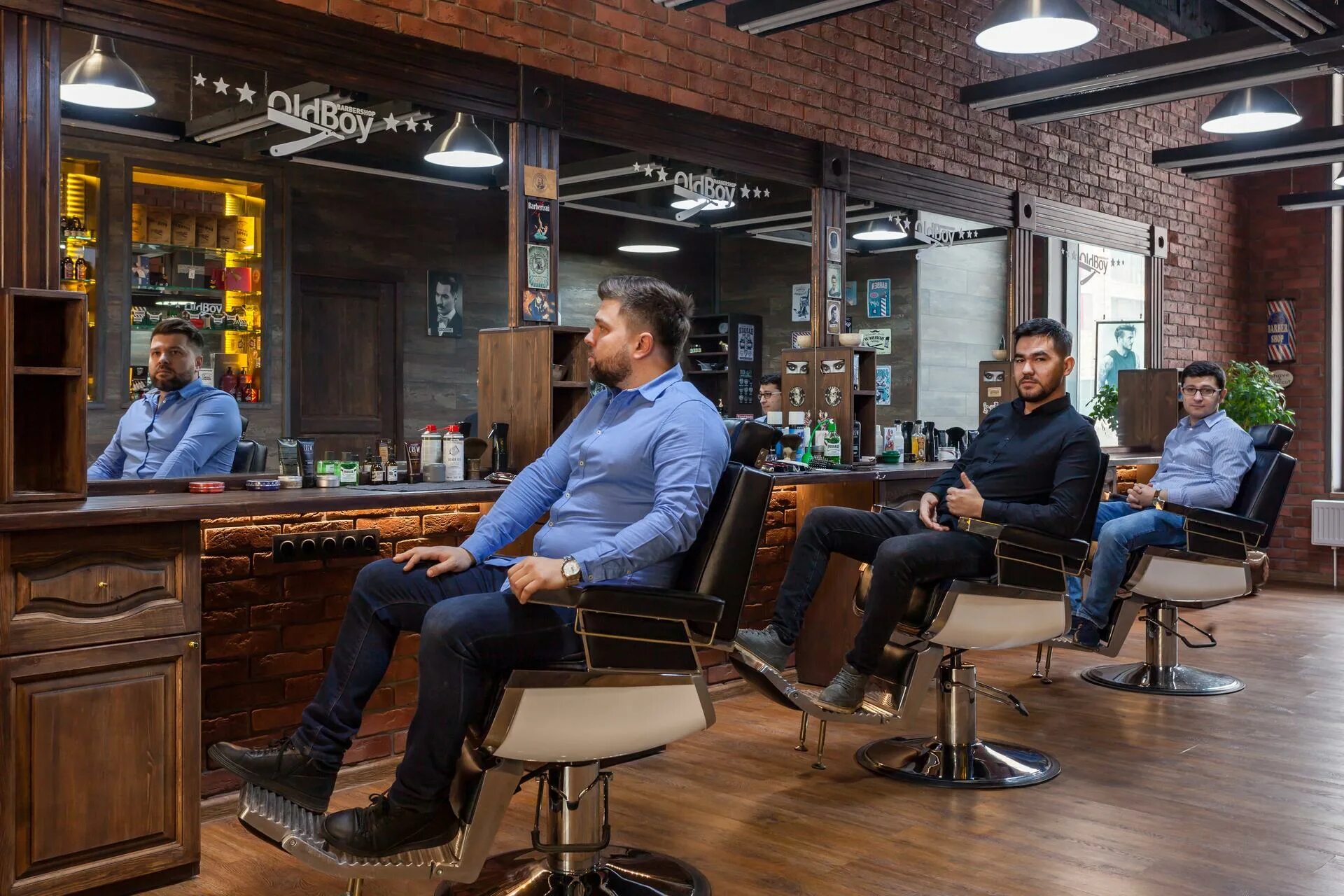 Barbershop московская. Барбер Олдбой Москва. Олдбой Ходынка барбершоп. Парикмахерская Oldboy Москва. Олдбой барбершоп Олдбой.