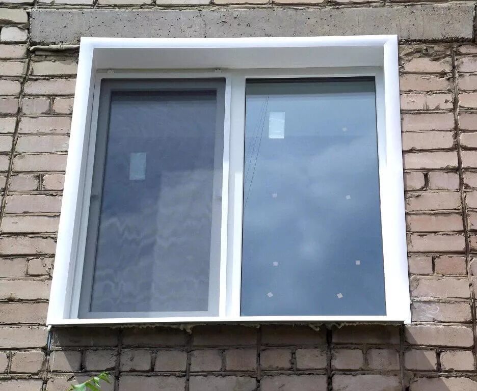 Оконный откос Регент. Пластиковое окно снаружи. Наружные откосы для пластиковых окон. Откос оконный металлический наружный. Сколько стоит откосы на окна