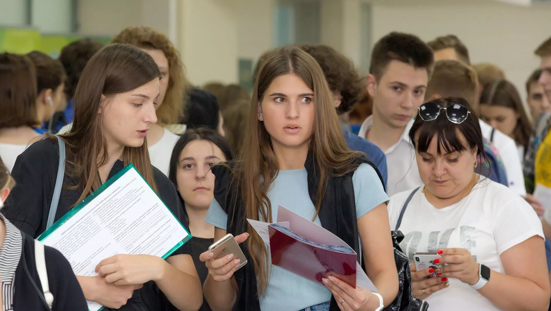 Поступить в институт вступительными экзаменами. Поступление в университет. Поступить в вуз. Абитуриенты и выпускники вузов. Абитуриент приемная комиссия.