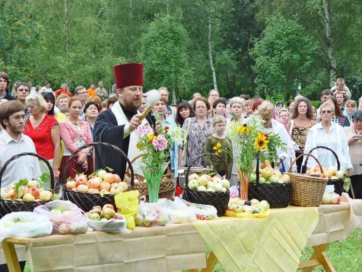 Яблочный спас орск. Освящение яблок на яблочный спас в церкви. яблочный спас гуляния. яблочный спас празднование на руси. праздник урожая на руси.