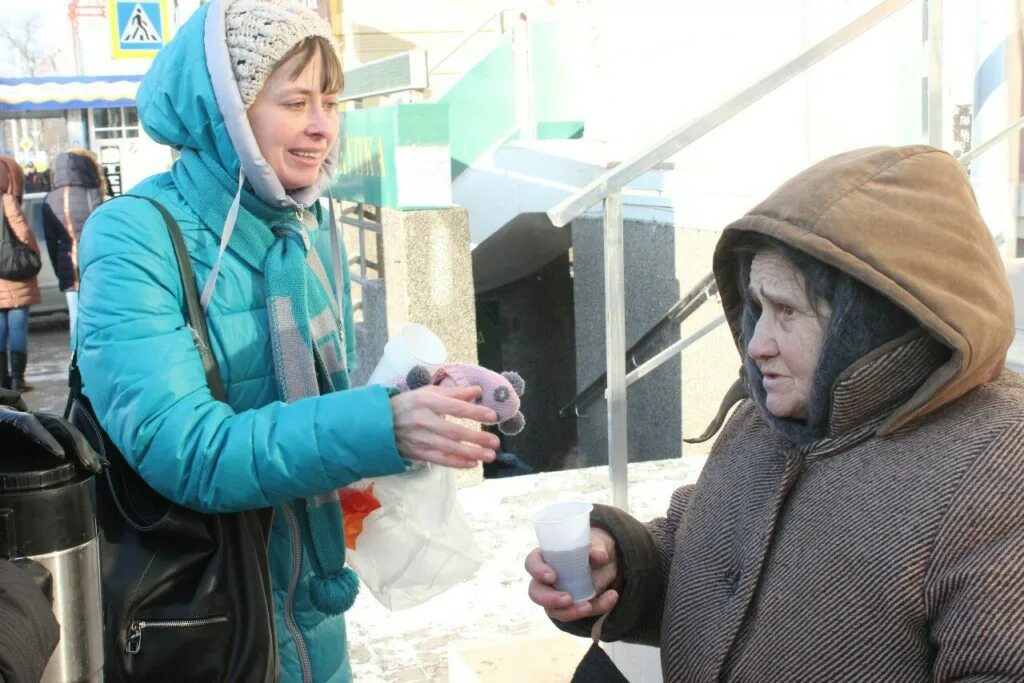 Пр зрел бездомного. Кормление бездомных. Православные добровольцы кормление бездомных.