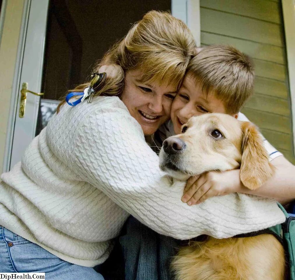 Husband dog wife. Собака мама и собака сын. Фотосессия мама с собакой и ребенком. Мать ребенок и собака. Собака мама для детей.