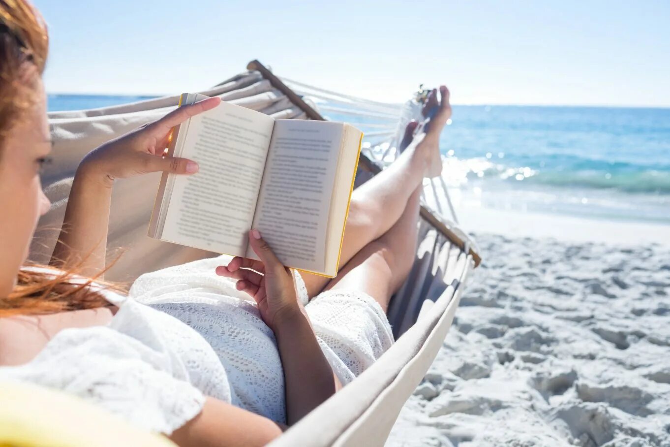Чтение на пляже. Лето с книгой. Девушка отдыхает. Лето отпуск. Читать приличный
