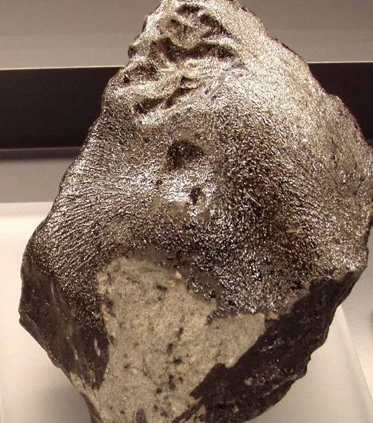 Каменные метеориты анохандриты. Карбонаты на метеорите. Метеорит мбози. Самый старый метеорит. Каменный метеорит alh 81005.