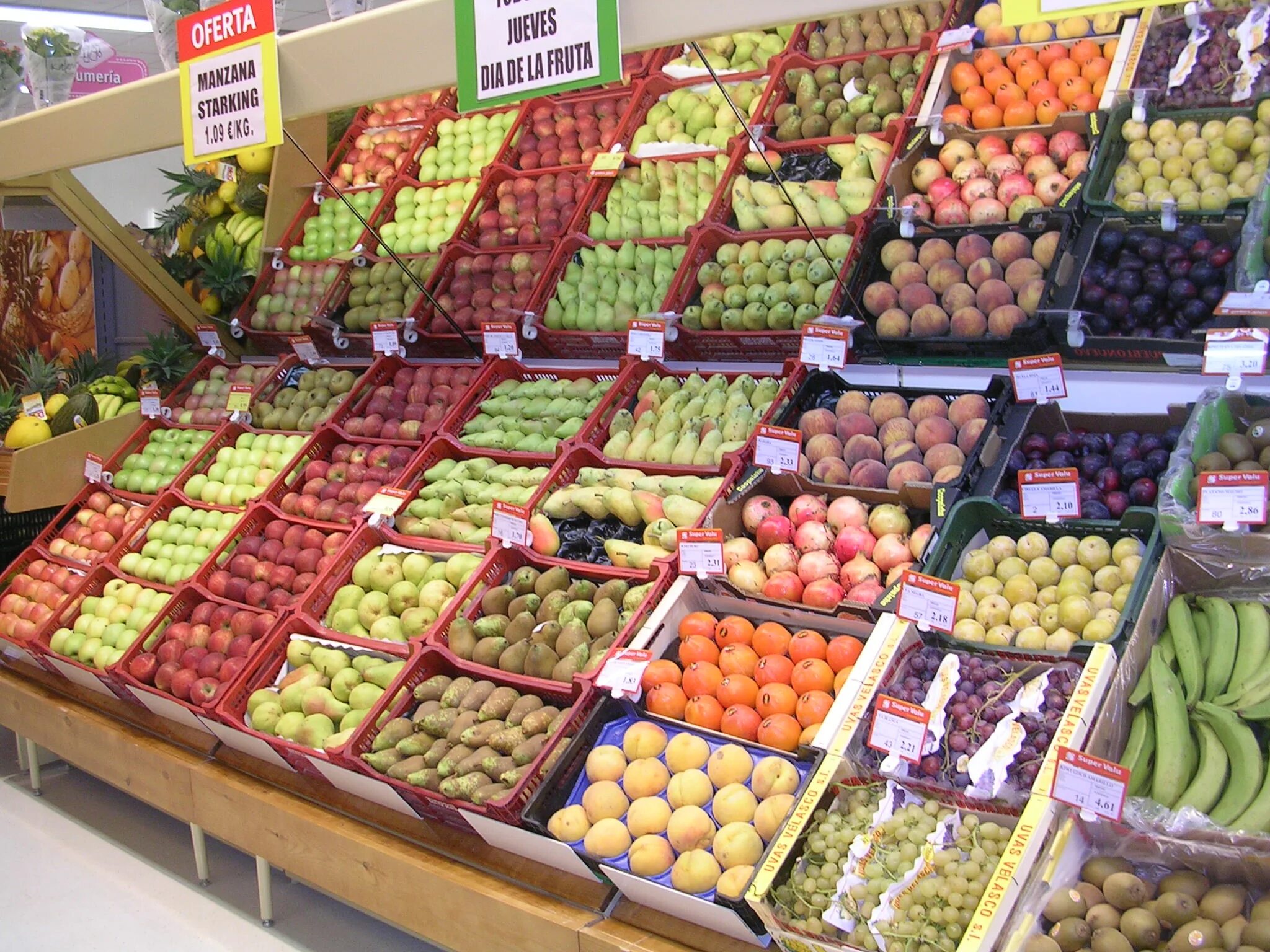 Где купить фрукты овощи. Выкладка овощей и фруктов. Выкладка овощей и фруктов на рынке. Фруктовая витрина на рынке. Выкладка фруктов в магазине.