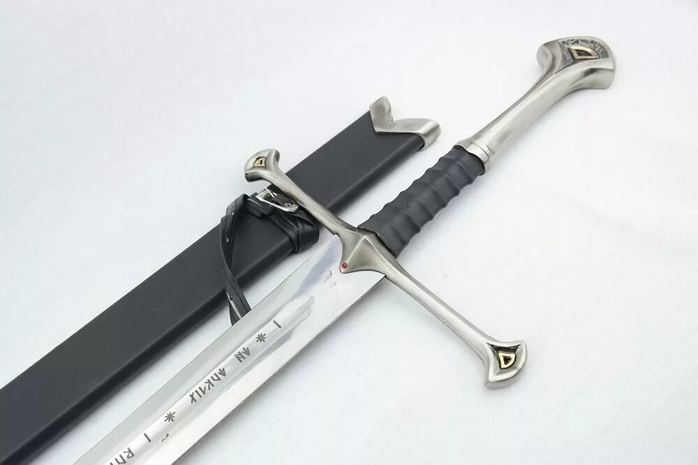 Меч арагорна андурил. Андрил меч арагорна. Меч арагорна андурил. Меч арагорна андурил. Меч андурил нарсил.