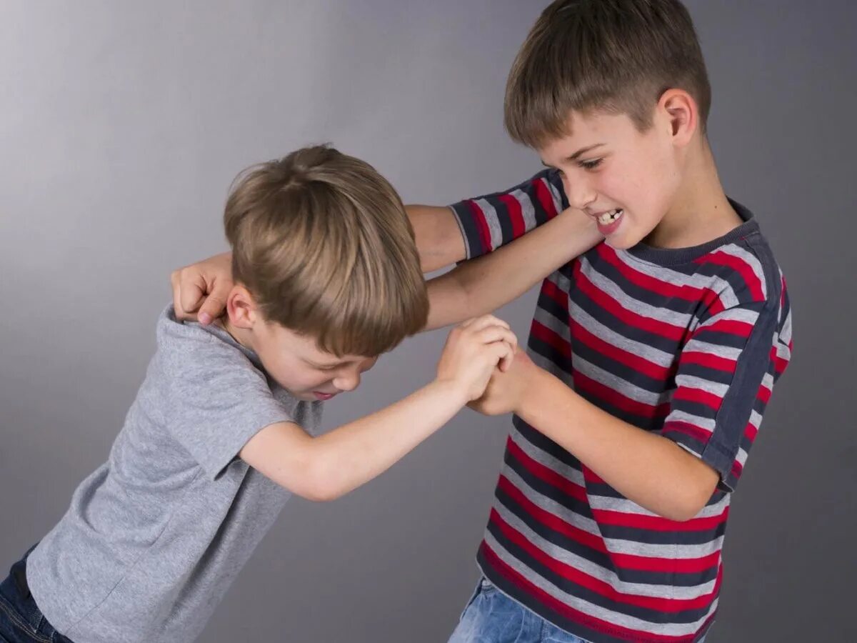 Брат и сестра спор. Дети дерутся. Конфликтный ребенок. Агрессивный ребенок. Агрессия подростков.