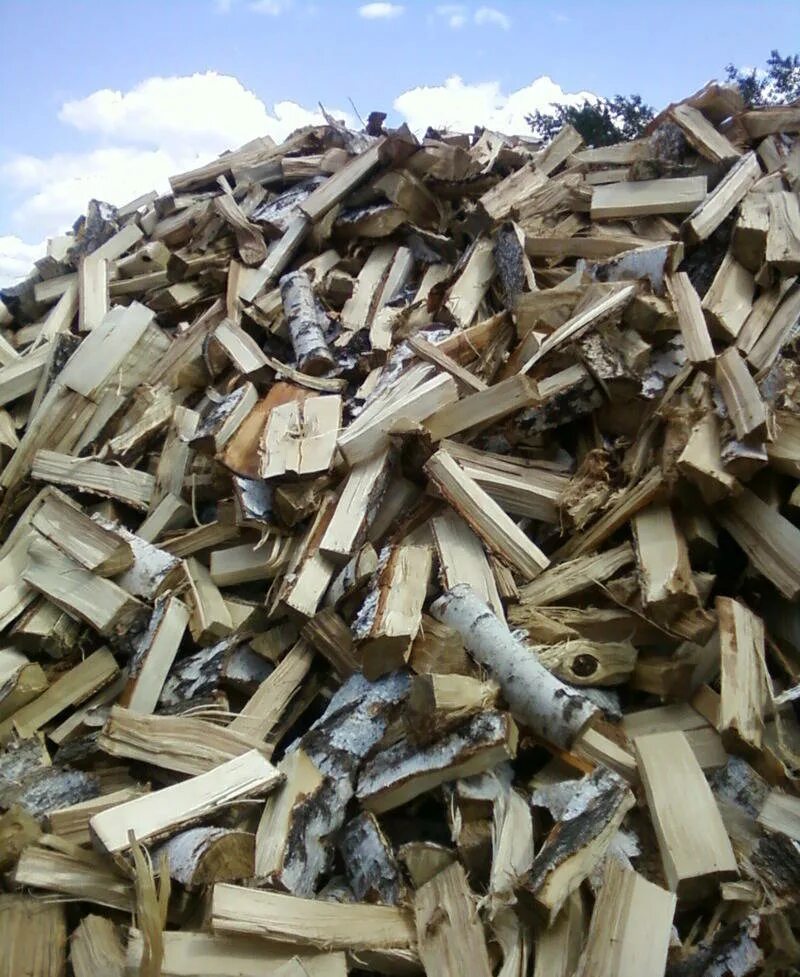 Укладка дров. Город омск дрова. Срезка горбыль. Березовые обрезки досок. Омский дрова.