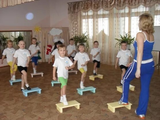 Занятия физкультурой в детском саду. Занятие на степах в детском саду. Дети на физкультуре в детском саду. Физкультурные открытые занятия. Физкультурные открытые занятия.