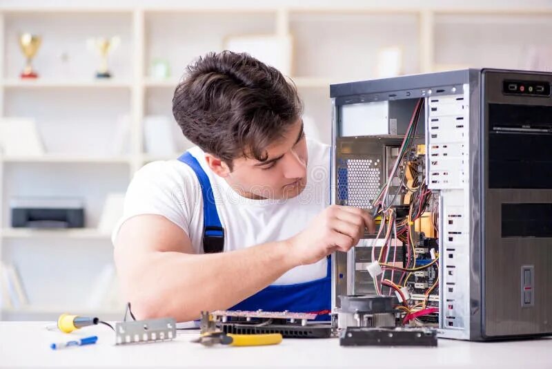 Чинит компьютер. Can you repair it. Компьютерный мастер. Can you repair it. Ремонт ноутбуков.