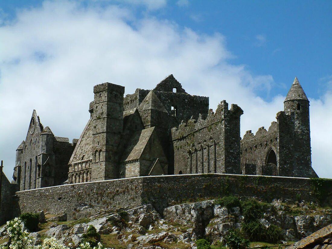 Замок 9 века. Замок-скала Кашел. Rock of Cashel Ирландия. Кельтский замок Ирландия. Замок-скала Кашел в Уотерфорде.