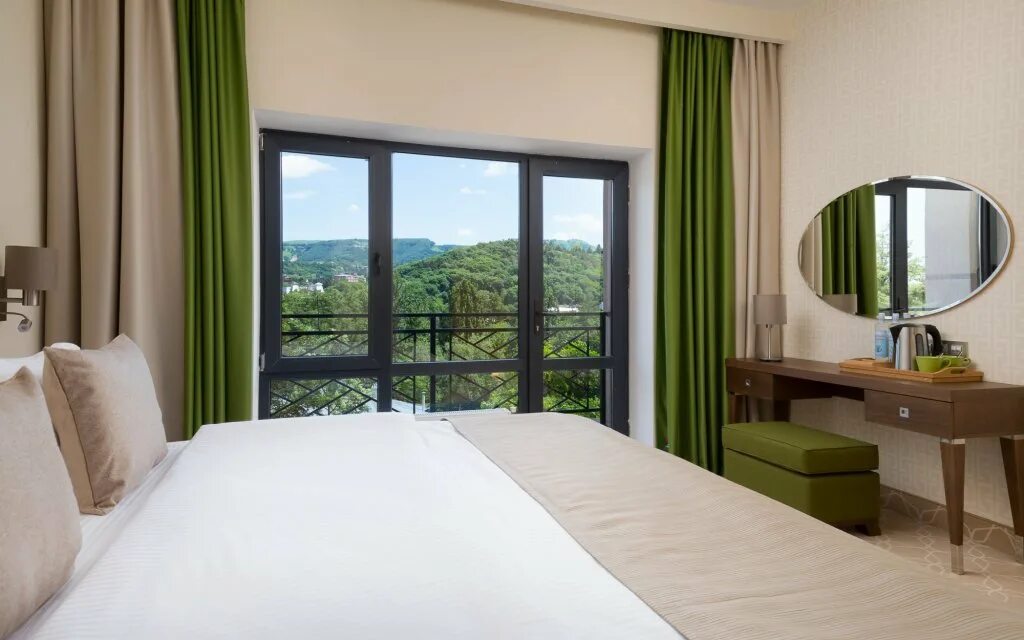 Зеленый отель. Green park hotel кисловодск. Грин отель минск. Отели в зеленых тонах. Spa отель в зеленых тонах.