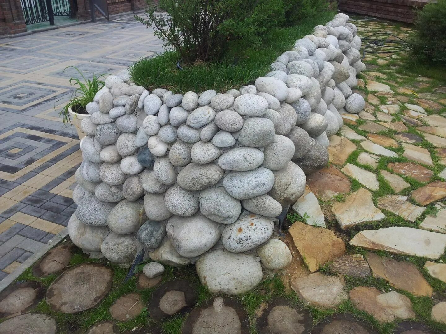 Что может быть сделано из камня. Декоративный камень для сада. клумбы из речного камня. декор клумбы камнями. камни для декора сада.