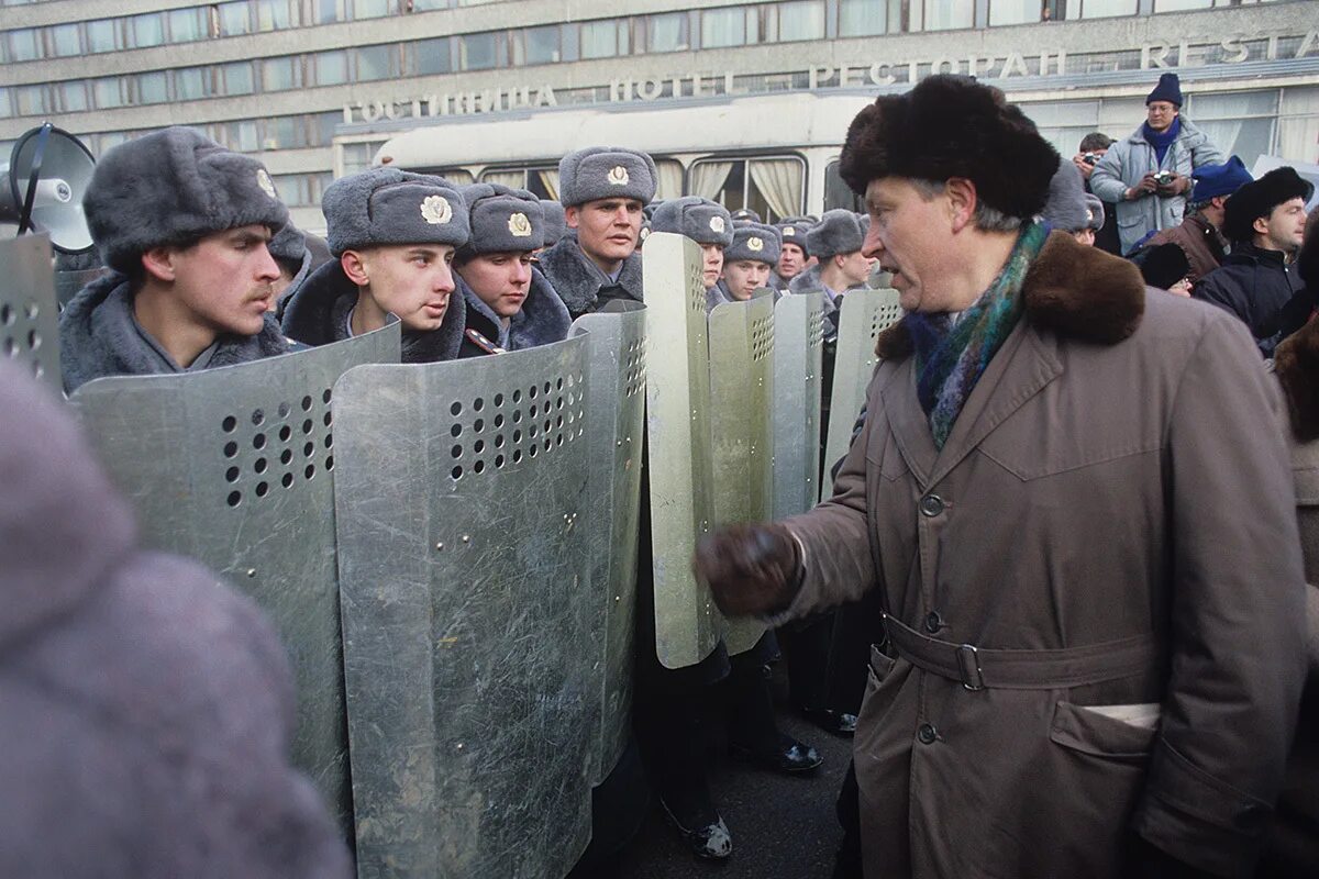 Разгон митинга 23 февраля 1992 года в Москве. 1992 Год Россия митинги. ОМОН 1993 год. Митинги в Москве в 1991-1992. Митинги россия февраль