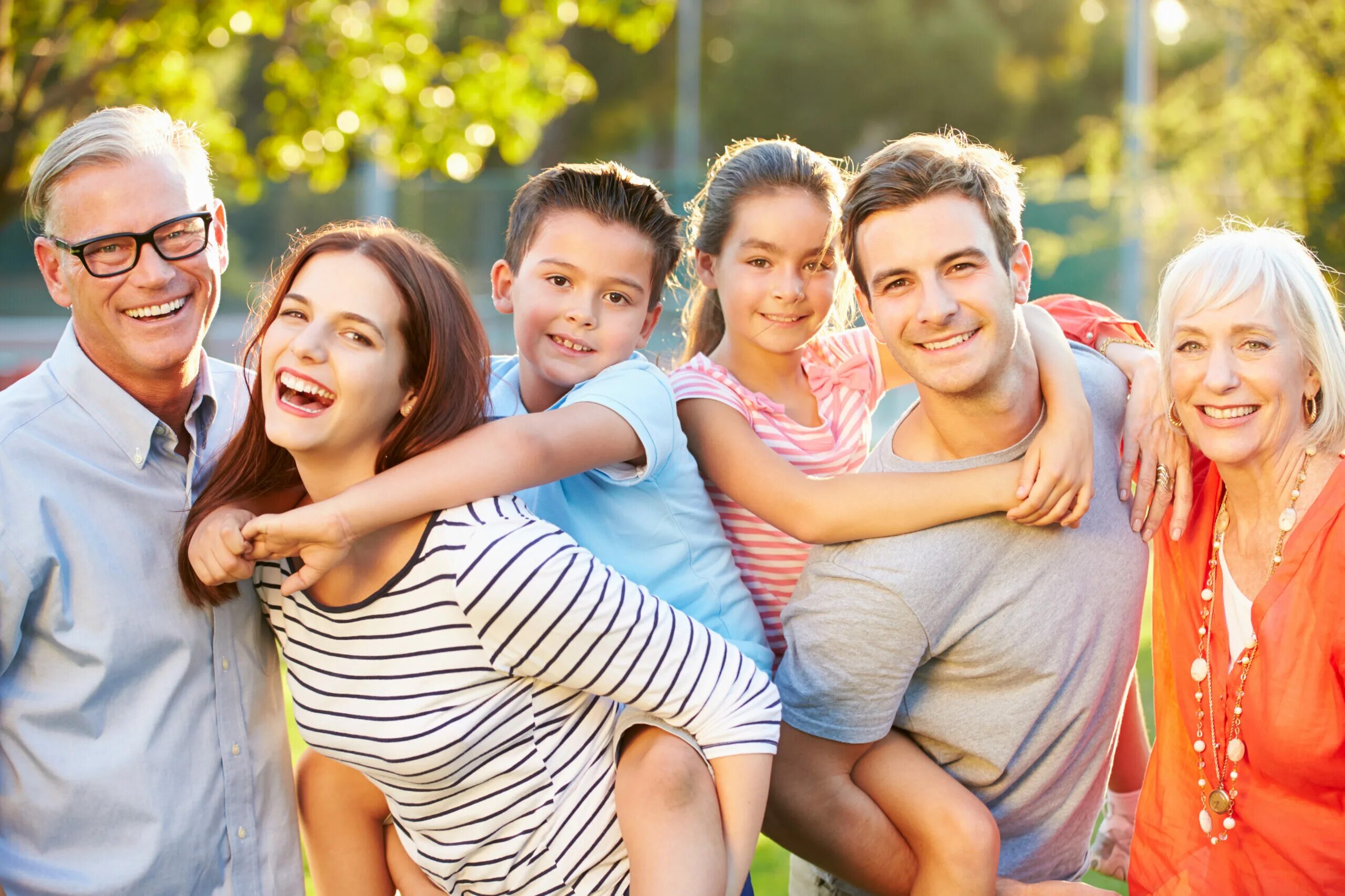 Like a big family. Семья улыбается. Счастливый человек. Разные семьи. Люди разных возрастов.