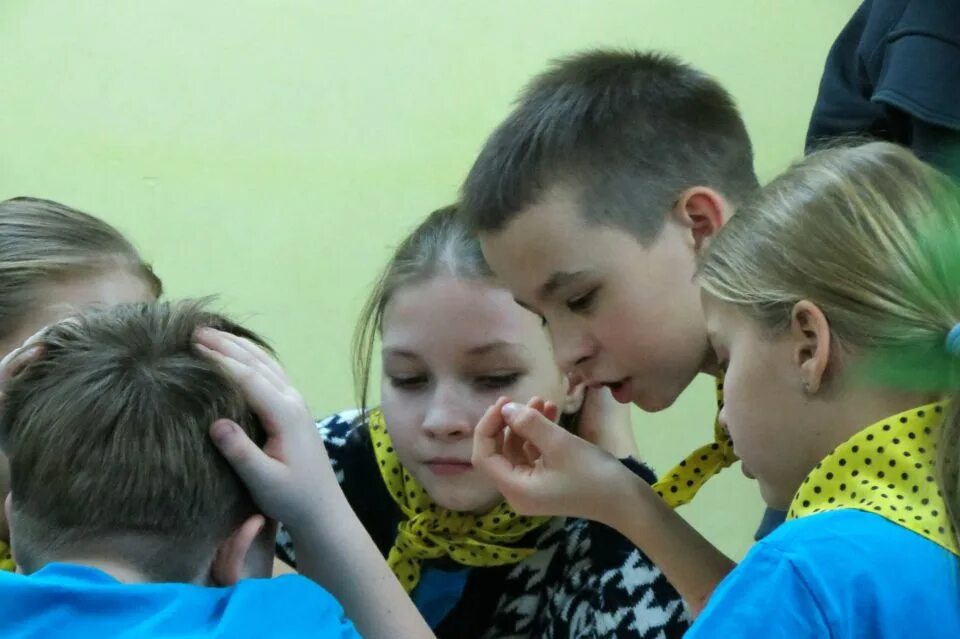 Школьный коллектив. Цифры для детей. Школьные друзья. Подружки в школе. Подружки в школе.