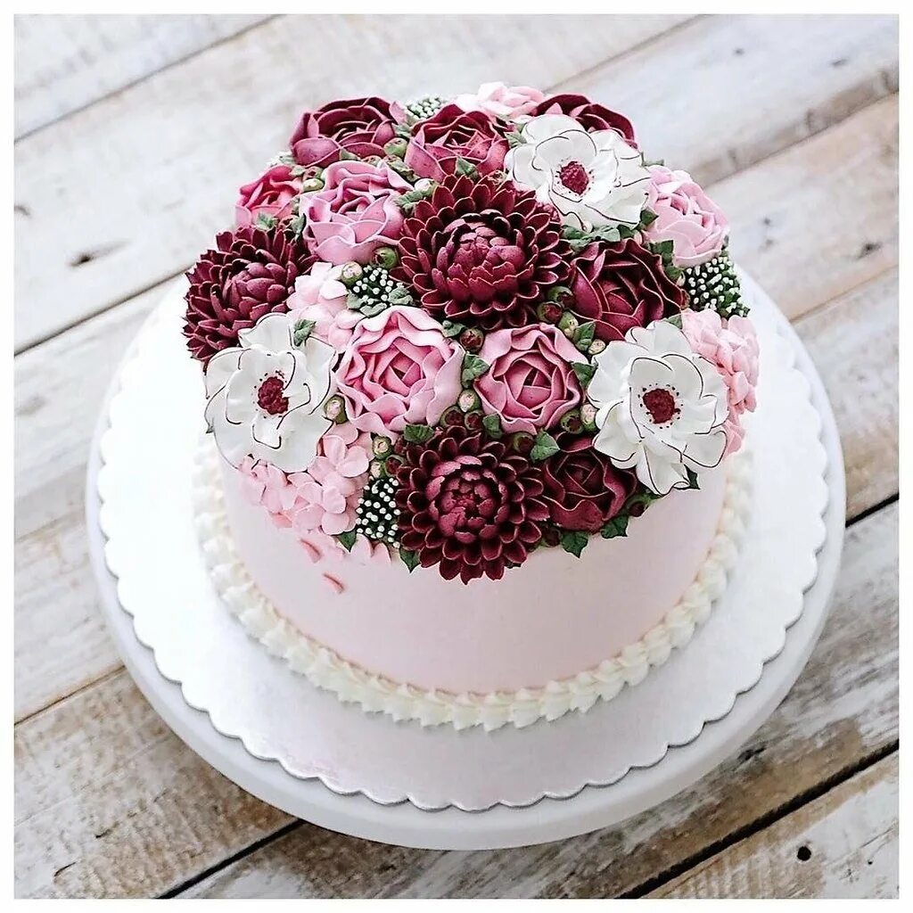 Красивый круглый торт. Торт с цветами. Торт кремовый. Кремовое украшение торта. Красивые кремовые торты.