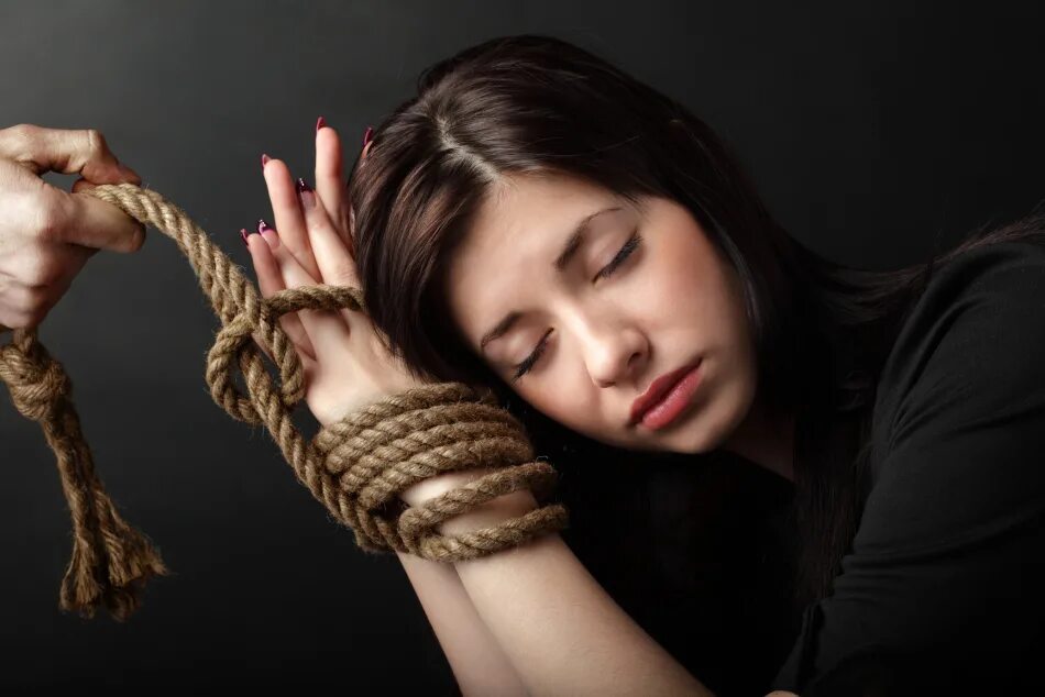 Связанные веревкой девушки. Мужчина и женщина ссорятся. Властная женщина. Чувство унижения. Формы эмоционального насилия.