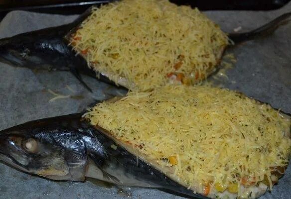 Скумбрия с рисом и овощами. Рыба фаршированная скумбрия. скумбрия фаршированная овощами. фаршированная скумбрия в духовке. скумбрия фаршированная сыром.