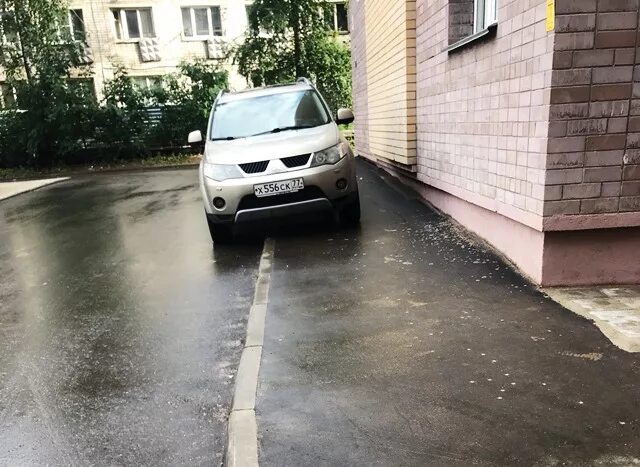 Тротуар штраф сколько. Стоянка на тротуаре. припарковался на тротуаре. парковка на тротуаре штраф. заезд на тротуар.