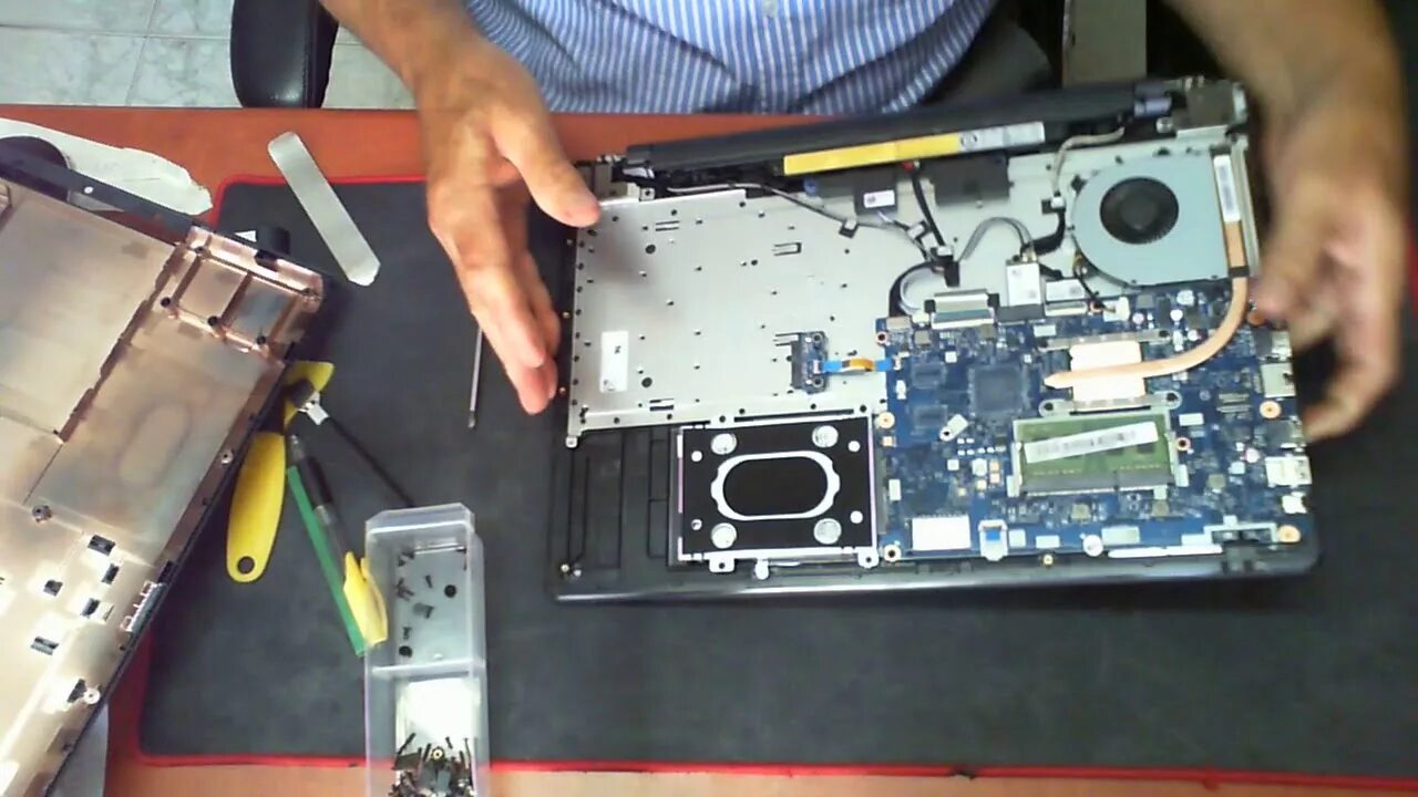 Lenovo ideapad 520 внутренности. Lenovo ideapad 330. Lenovo ideapad u110. Разобрать ноутбук ideapad. Разобранный lenovo ideapad 110 15ibr.