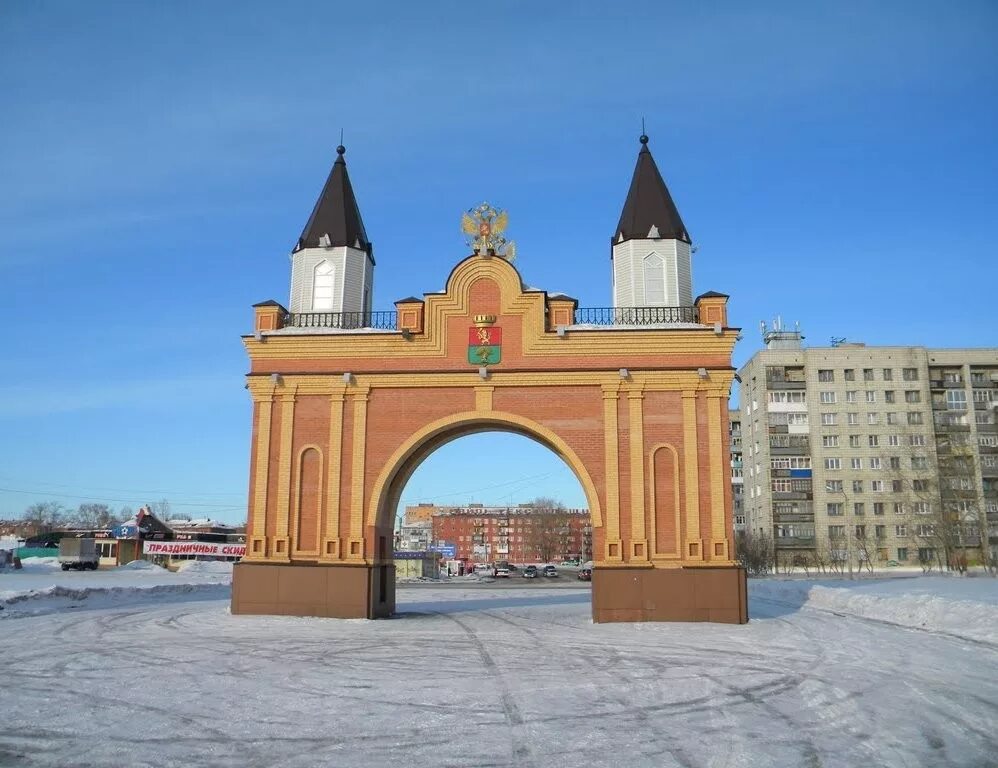 Канск какой край. Триумфальная арка царские врата Канск. Триумфальная арка Канск. Триумфальная арка царские ворота Канск. Город Канск Триумфальная арка.