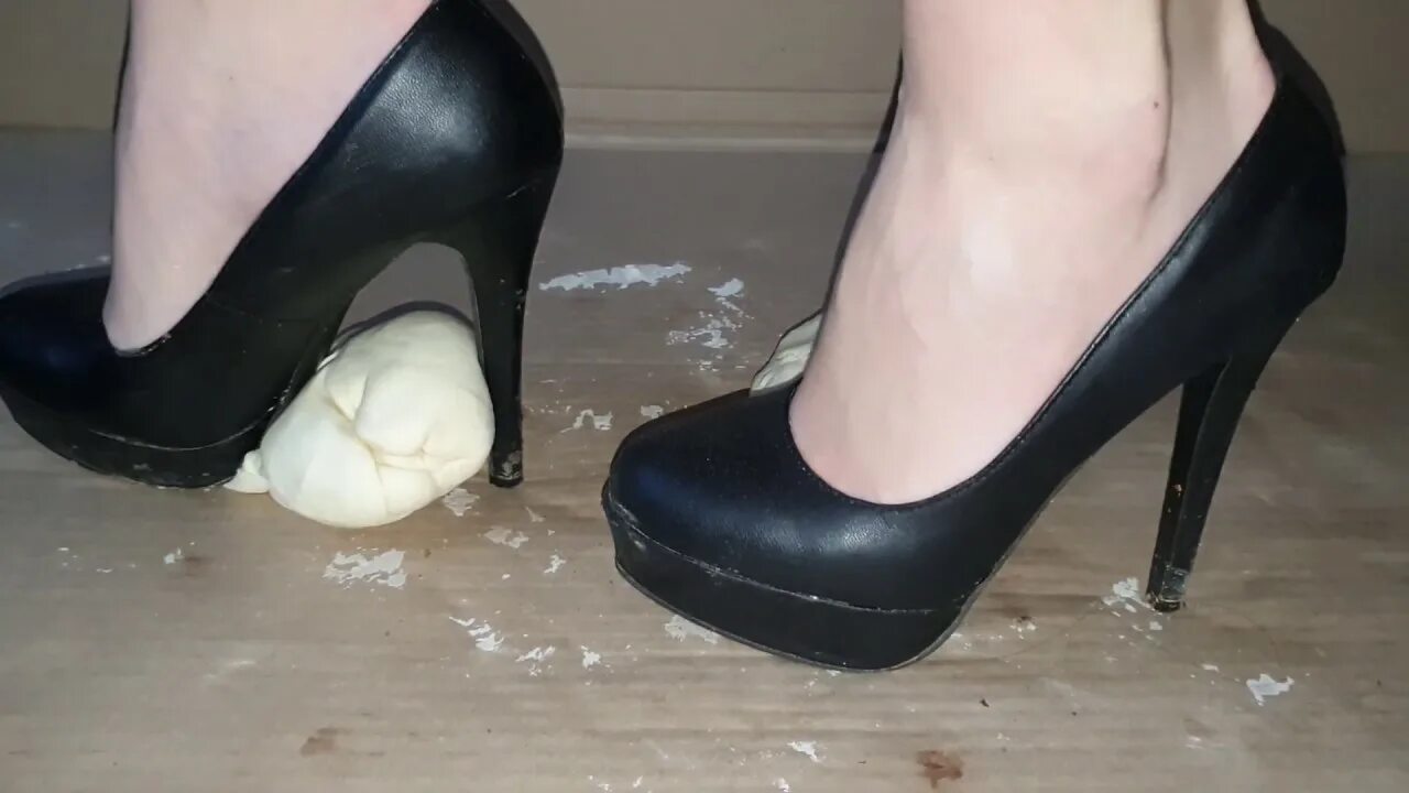 Trampling 2. Trampling туфлями. краш бутс вумен трамплинг. раздавила каблуком босоножки.