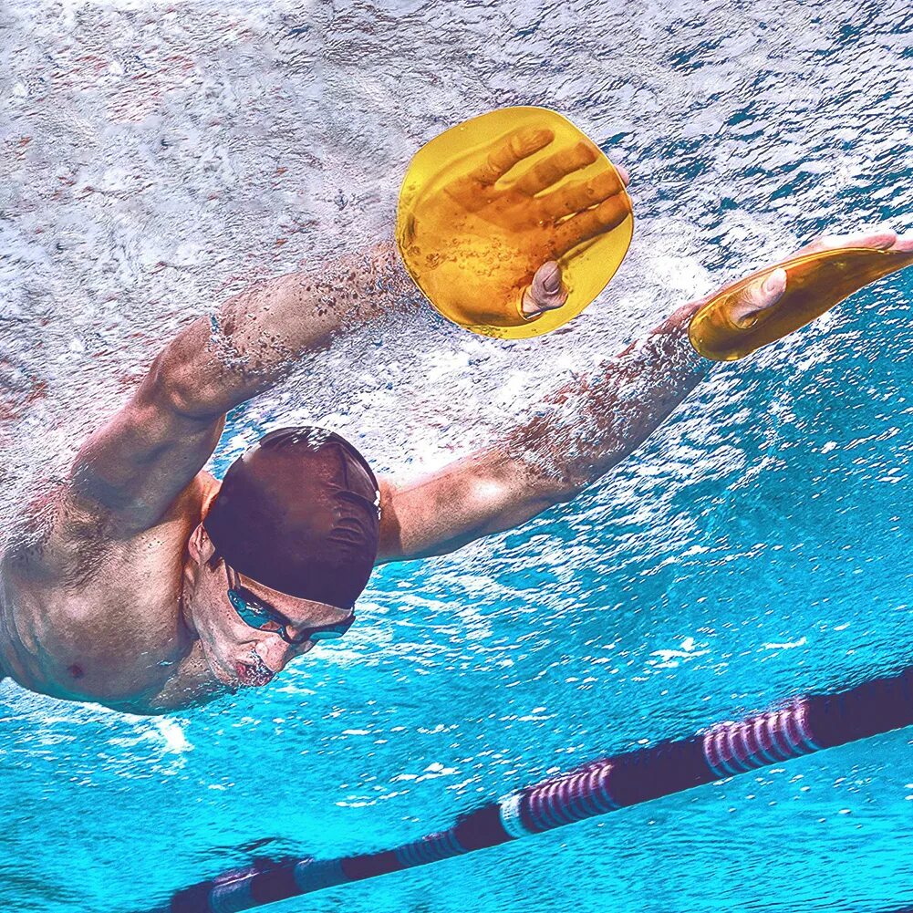 Пловец на суше. Пловец в бассейне. Тренировка пловцов. Плавание. Спортивный бассейн.