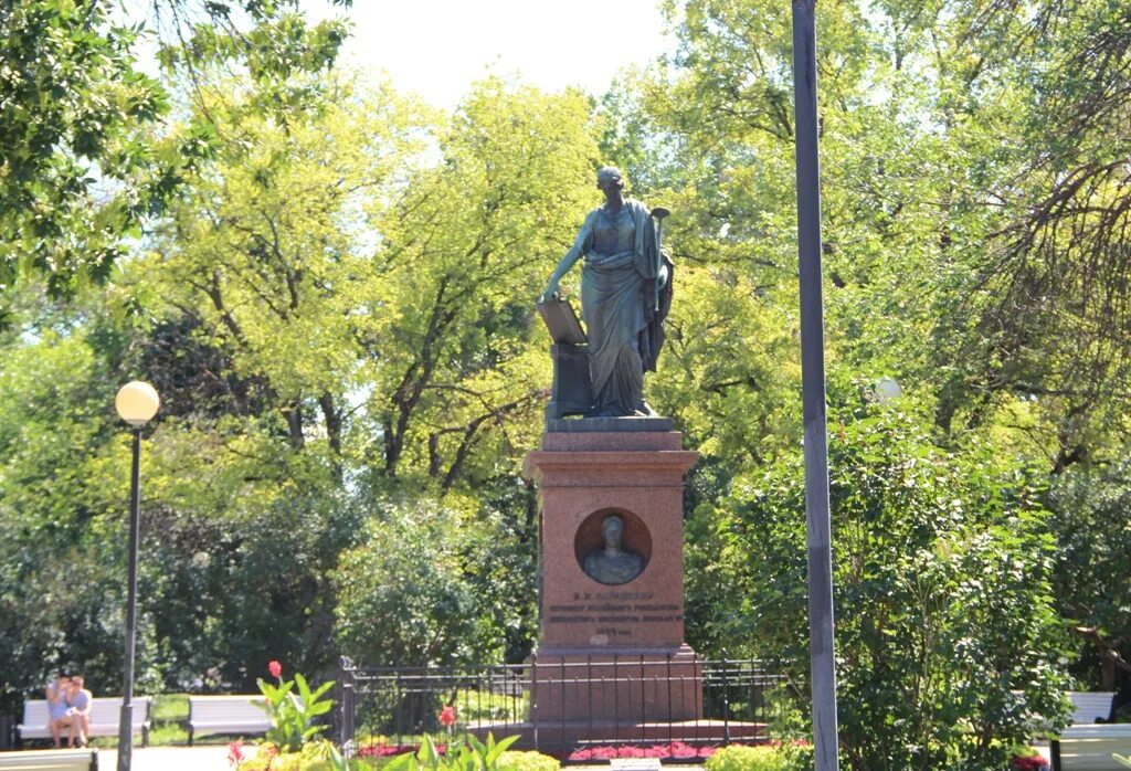 Памятник Карамзину в Ульяновске. Карамзинский сквер сирень. Сквер Карамзина в Ульяновске. Памятник Карамзину фото.