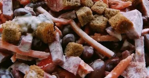 Салат сухари колбаса огурец