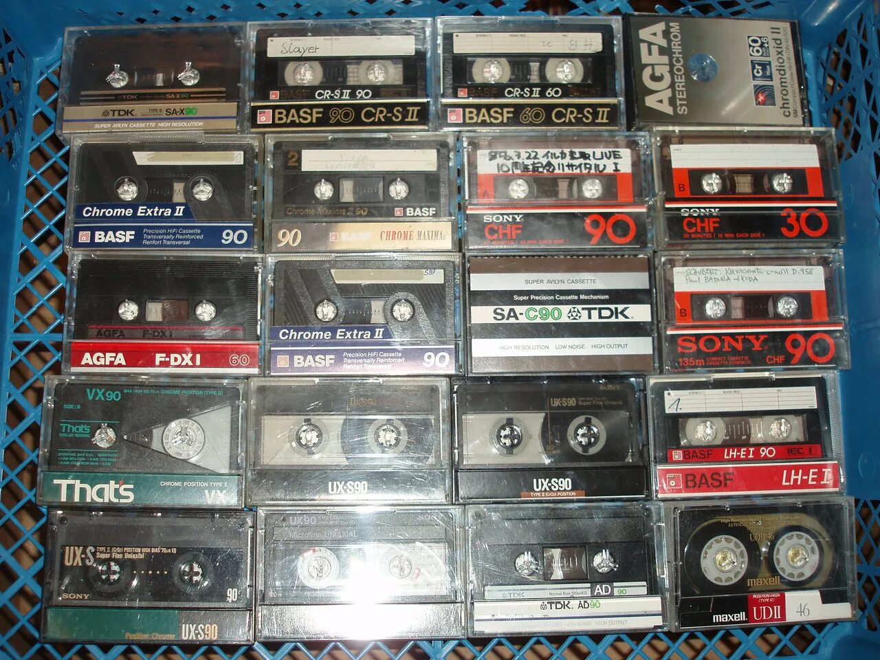 Кассеты 18. Аудиокассета Agfa коллекционная. Коллекционные магнитофонные кассеты. Коллекция компакт кассет. Коллекция аудиокассет.