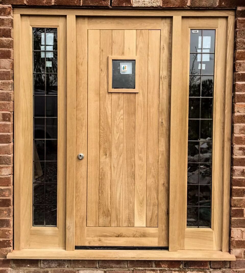 Двери Holz Кантри. Дверь входная деревянная. Входная дверь в деревянный дом. Двери наружные деревянные. Двери деревянные дома цена