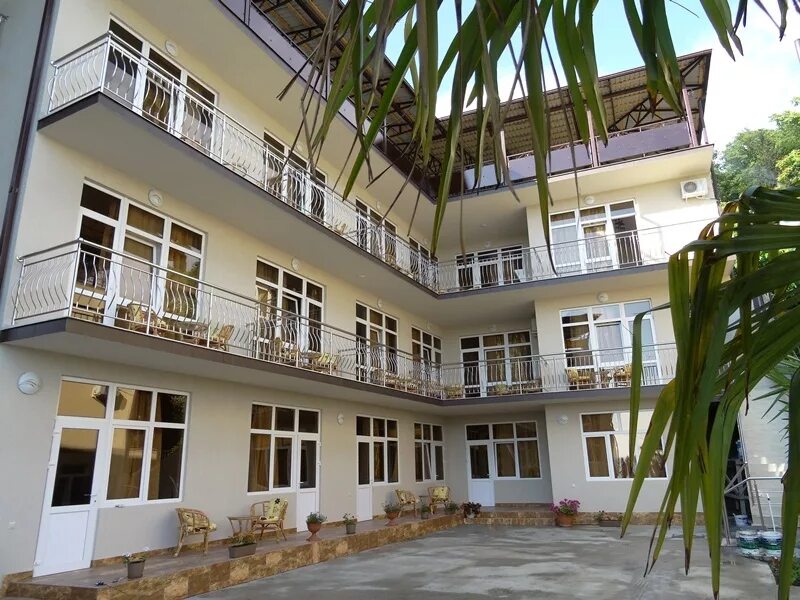 Жемчужина лоо гостевой дом. La familia лоо. Атлантик 2 лоо декабристов. Гостевой дом витраж лоо. Мини гостиницы в лоо.