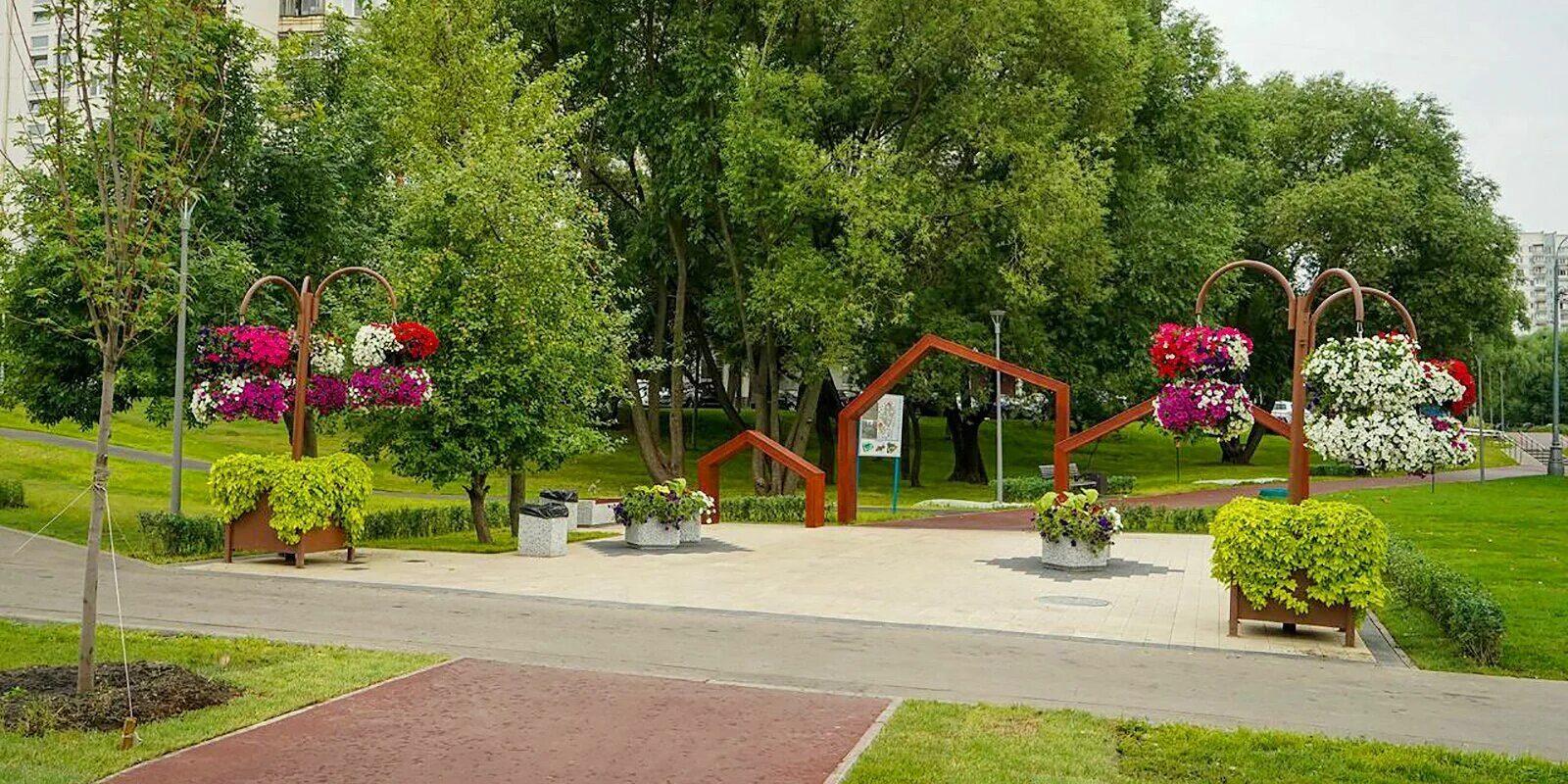 Озелененная москва. Благоустройство москвы сайт. Современное благоустройство. Районное благоустройство. Обустройство пешеходной зоны.