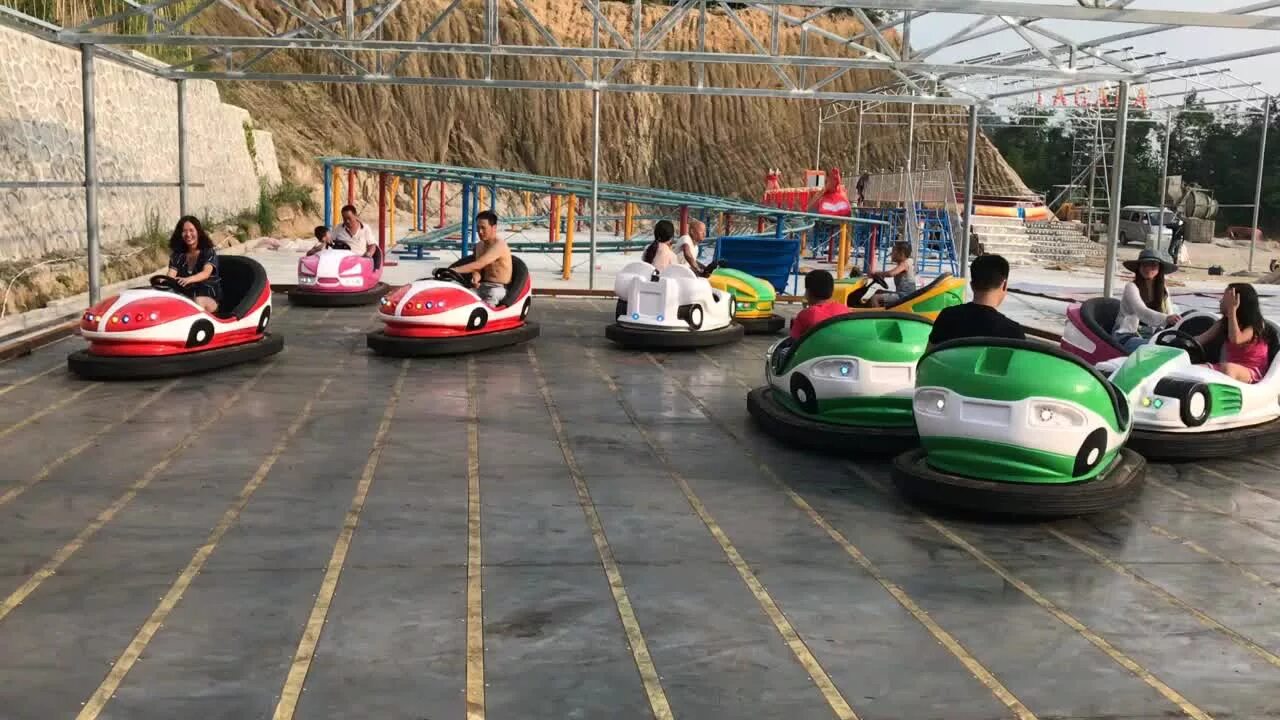 Bumper car парк аттракционов. Карусель парк аттракционов бамперные машинки. Аттракцион машинки электрические. Электрические машинки в парке аттракционов.