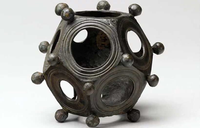 Интересные деревянные изделия. Артефакт римский додекаэдр. Труба алюминиевая, пайп 18мм. Полые предметы. Шары с отверстиями металлические.