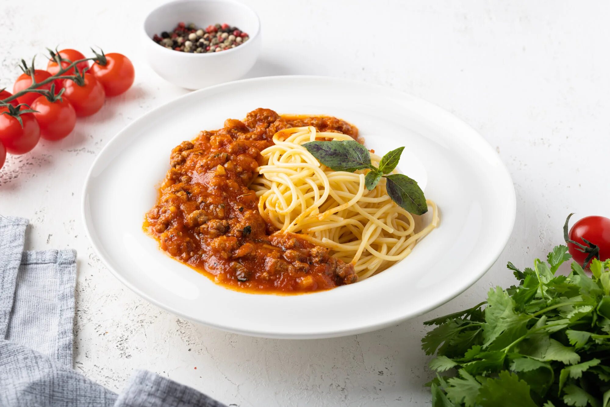 Спагетти с пастой болоньезе с фаршем рецепт. Классическая болоньезе карбонара. Спагетти болоньезе с фаршем. Паста с соусом болоньезе. Паста болоньезе классический.